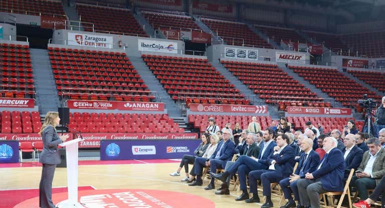 La alcaldesa de Zaragoza Natalia Chueca durante su comparecencia.