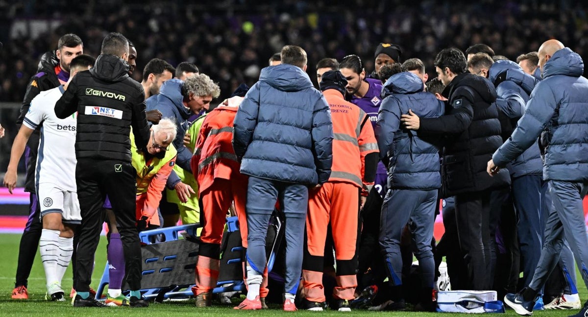 Los jugadores de la Fiorentina y el Inter rodearon al jugador mientras era atendido por los servicios médicos.