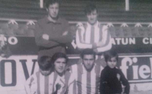 Manfredo, de niño, con Quini.