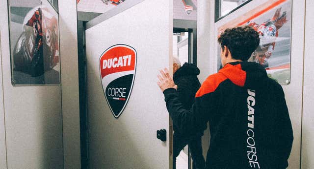 Marc Márquez ultima su bautizo con Ducati: visita a la sede de Borgo Panigale y bienvenida del ‘jefe’