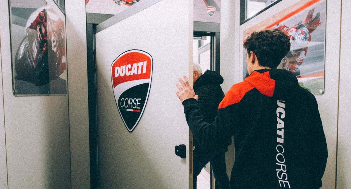 Marc Márquez visita la sede de Ducati.
