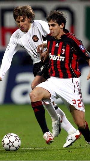 Heinze, en el United, pugna un balón con Kaká.