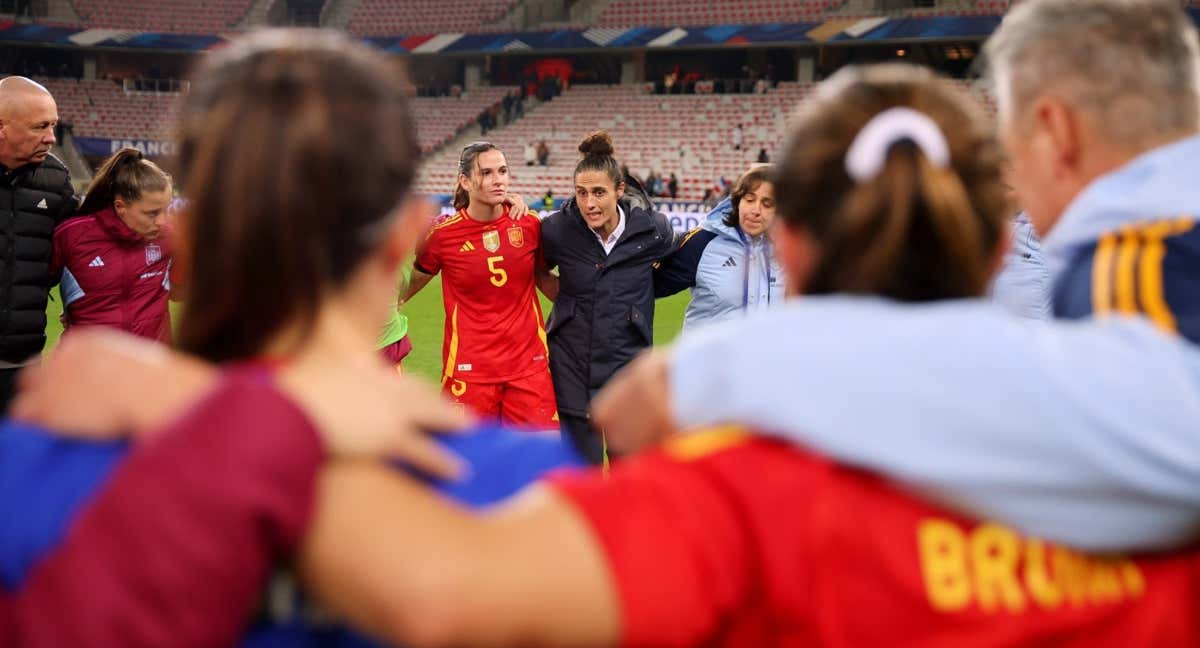 Montse Tomé y las jugadoras en la charla tras el encuentro contra Francia.