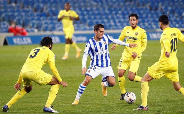 Roberto López se zafa de tres rivales en un Real Sociedad - Villarreal.  EFE
