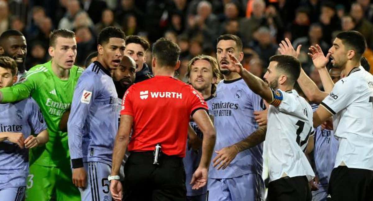 Los jugadores de Valencia y Madrid en el último partido en Mestalla.