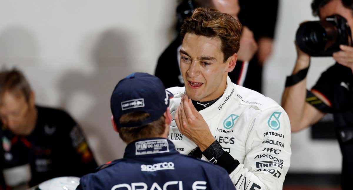 Russell y Verstappen, intercambiando impresiones tras Catar.