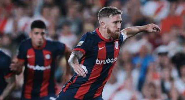 Iker Munian no olvidará su debut en el Monumental: ovación de la grada y gol de penalti a River Plata