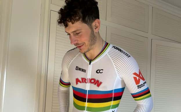 César Castaño, con el maillot arcoiris.