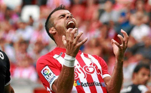 Mate Bilic se desespera ante una ocasión desperdiciada con la camiseta del Sporting.  EFE