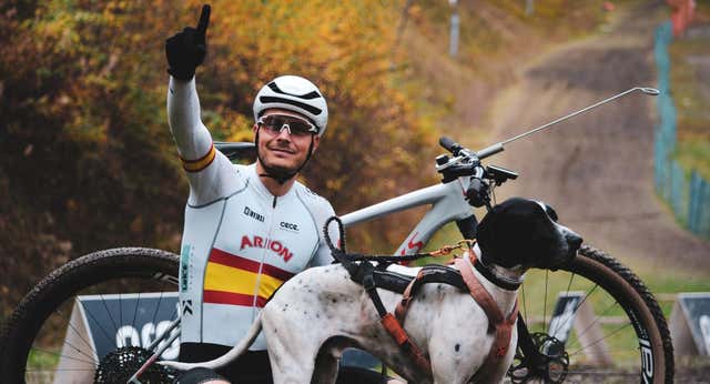 El ciclista que luce el maillot arcoíris como Pogacar gracias a un perro: «Él es el deportista profesional, tiene hasta fisio…»