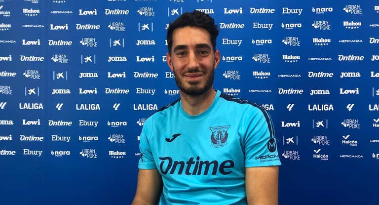 Roberto López posa para Relevo tras la entrevista.