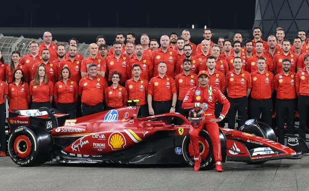 Foto de familia de despedida con Ferrari. REUTERS