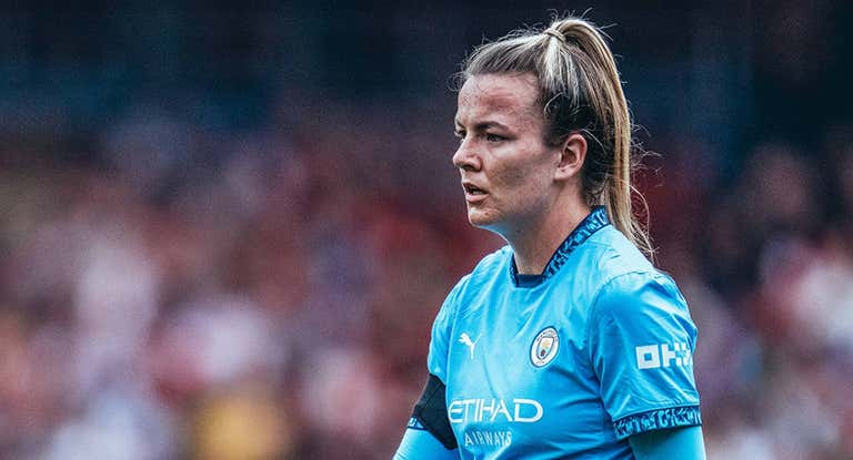 Lauren Hemp durante un partido con el City en este curso.