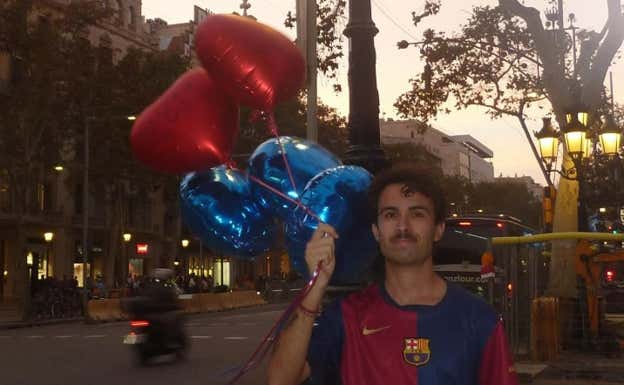 Miki Noëlle posa con la camiseta del Barça. CEDIDA