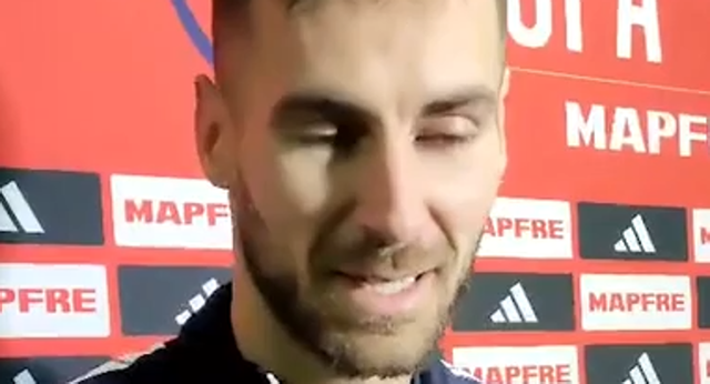 Uri Ayala jugador del Olot habla de cómo se repartieron las camisetas del Sevilla.