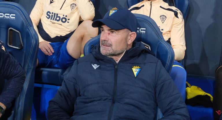 Paco López, en el banquillo del Cádiz.