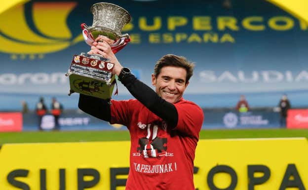 Marcelino levanta el trofeo de la Supercopa ganada en enero de 2021. Reuters