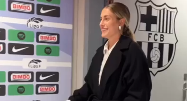 La mascota azulgrana acompañó a las futbolistas en su partido contra el Betis.