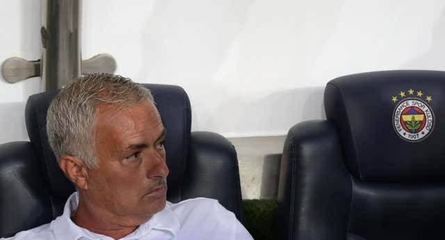 Otra derrota de Mourinho le obliga a hacer trampas al solitario: “Estamos en la carrera”