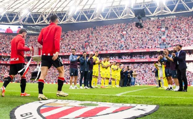 Muniain y De Marcos saltan a San Mamés con la Copa, con Marcelino y su cuerpo técnico aplaudiendo. Athletic Club