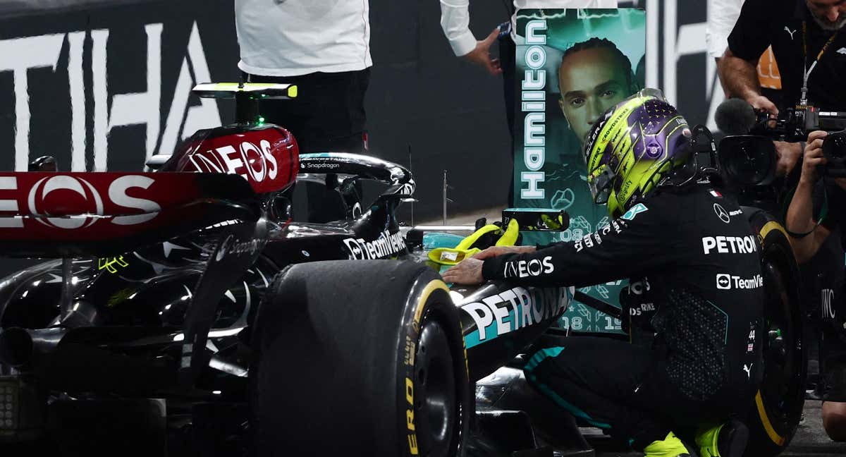 Lewis Hamilton se arrodilla ante su Mercedes en su despedida.