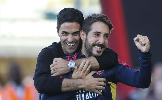 Mikel Arteta abraza a Nicolás Jover en un partido. Getty Images