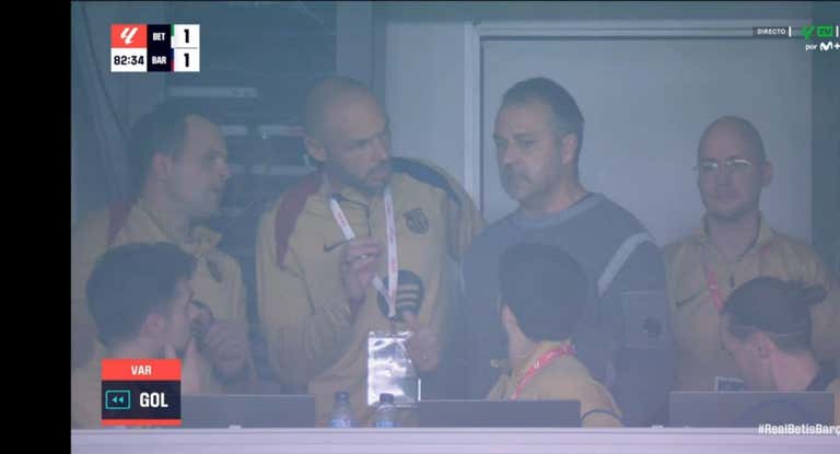 Hansi Flick, durante el partido ante el Betis en la cabina del FC Barcelona en el Villamarín.