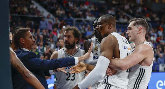 ¡Tres descalificados en el Real Madrid – Unicaja tras una acción en la que Serge Ibaka agarró del cuello a Dylan Osetkowski!