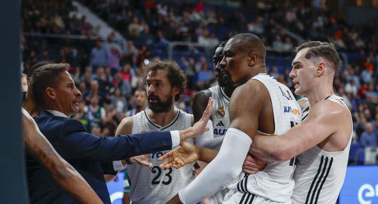 Serge Ibaka siendo separado por Mario Hezonja tras la agresión a Dylan Osetkowski.