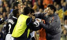 David Navarro recuerda la histórica tangana y pelea en el Valencia - Inter: “Un chaval se tatuó mi puñetazo a Burdisso”