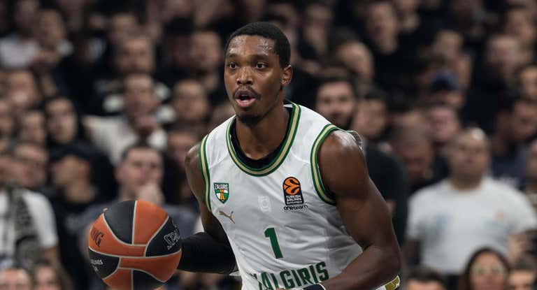 Lonnie Walker, en un partido con Zalgiris.