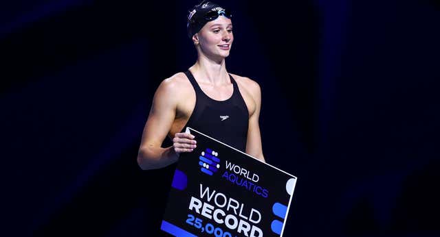 Una catarata de récords mundiales ‘arruina’ a World Aquatics y reabre el debate sobre la piscina de París: «Nunca lo sabremos…»