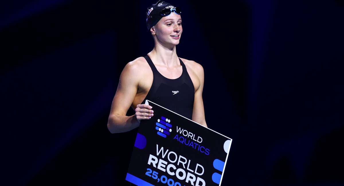 Summer McIntosh, con el cartel de 25.000 dólares que ganó por su récord mundial en los 400 libre.