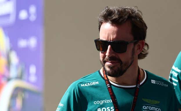 Alonso, en el paddock de Abu Dabi. REUTERS
