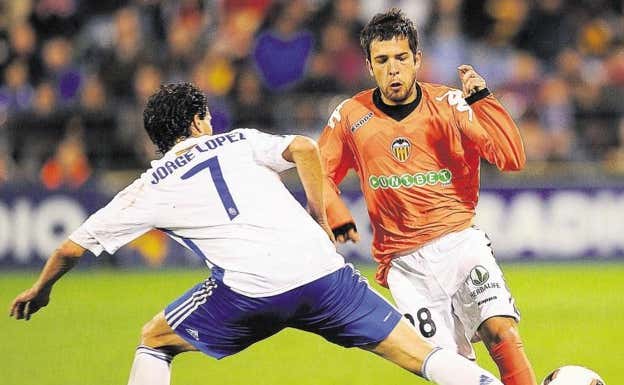 Jorge López defiende a Jordi Alba en un Zaragoza-Valencia.  Las Provincias