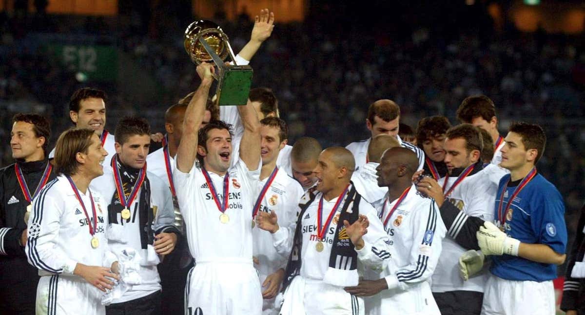 El Real Madrid levanta el título de la Copa Intercontinental.