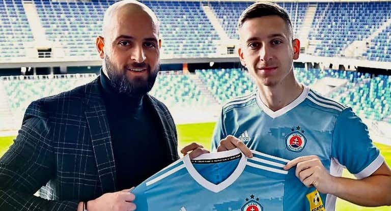 Saponjic, durante su presentación en 2022 con el Slovan de Bratislava.