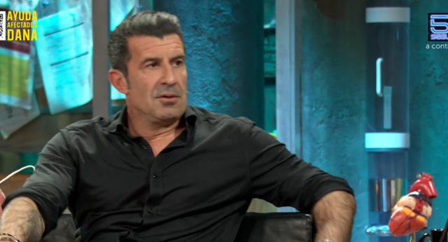 Luis Figo ‘pica’ al Atlético en La Revuelta y entra en el juego de David Broncano: «Mi salario en el Real Madrid era la mitad del tuyo»