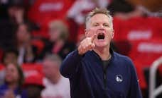 Steve Kerr carga contra el arbitraje en una cancha 'infernal': “No creo que un árbitro de escuela primaria hubiera pitado esa falta”