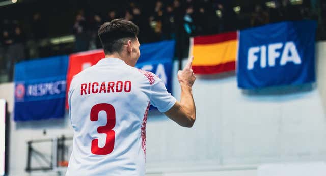 Ricardo Mayor guía a España en una plácida goleada a Suiza