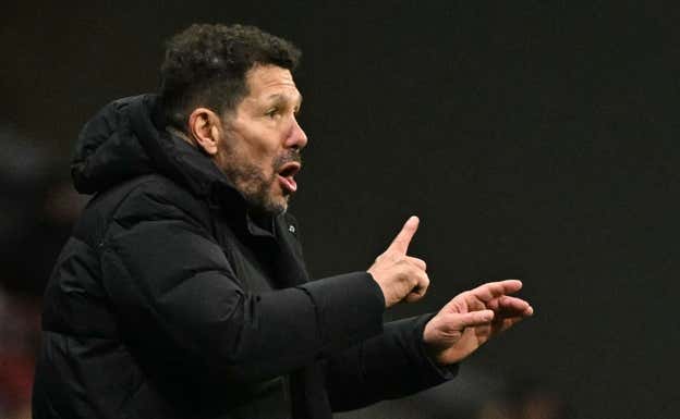 Simeone da instrucciones a sus jugadores ante el Slovan. AFP