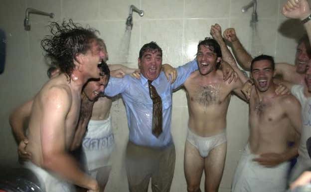 Yordi, de frente, en calzoncillos, junto al presidente Alfonso Solans, celebrando un ascenso del Zaragoza.  ABC