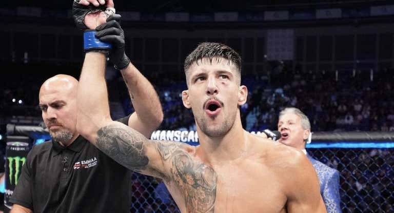 Joel Álvarez en un combate de la UFC.
