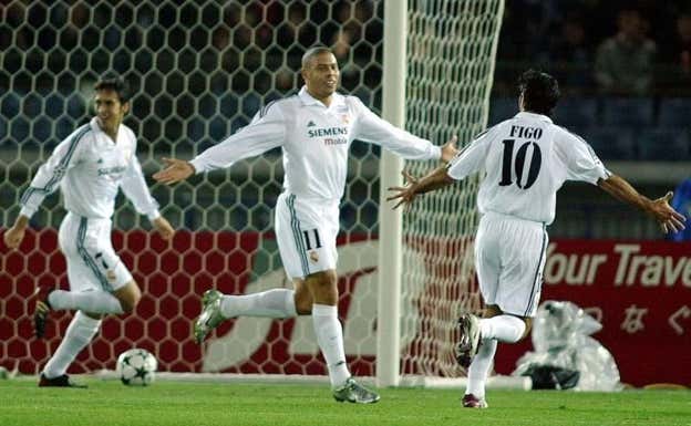 Ronaldo, Figo y Raúl celebran el gol del brasileño en esa final.  Reuters