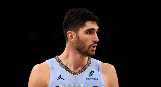 El triplista Santi Aldama se postula para ser premiado por la NBA en el partido en el que Jordi Fernández se encaró con Ja Morant por una «falta de respeto»