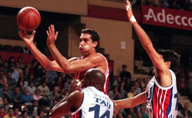Juan Aísa, entrando a canasta, en su etapa como jugador.