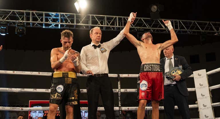 Cristóbal Lorente festeja su triunfo ante Grandelli.