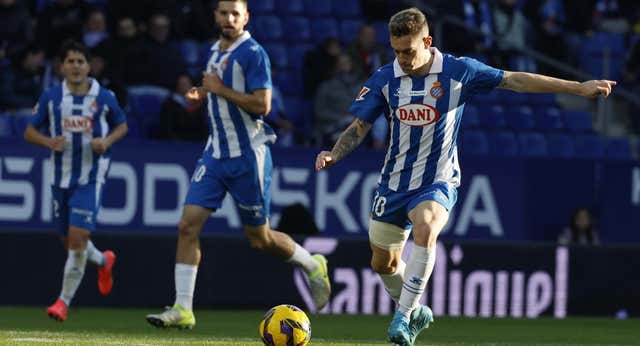 Pol Lozano acusa a los árbitros de falta de criterio mientras el Espanyol se juega la vida: «Nos ha dicho que nos fuéramos»