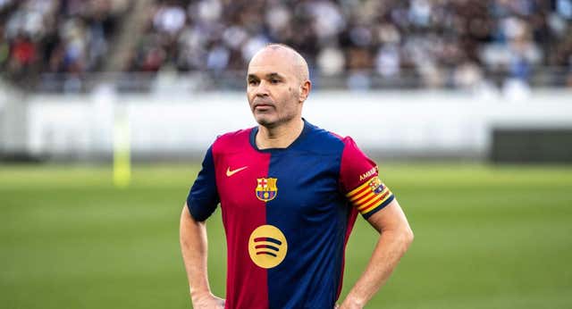 Iniesta se despide ante 45.000 espectadores en Tokio en un Clásico de grandes leyendas