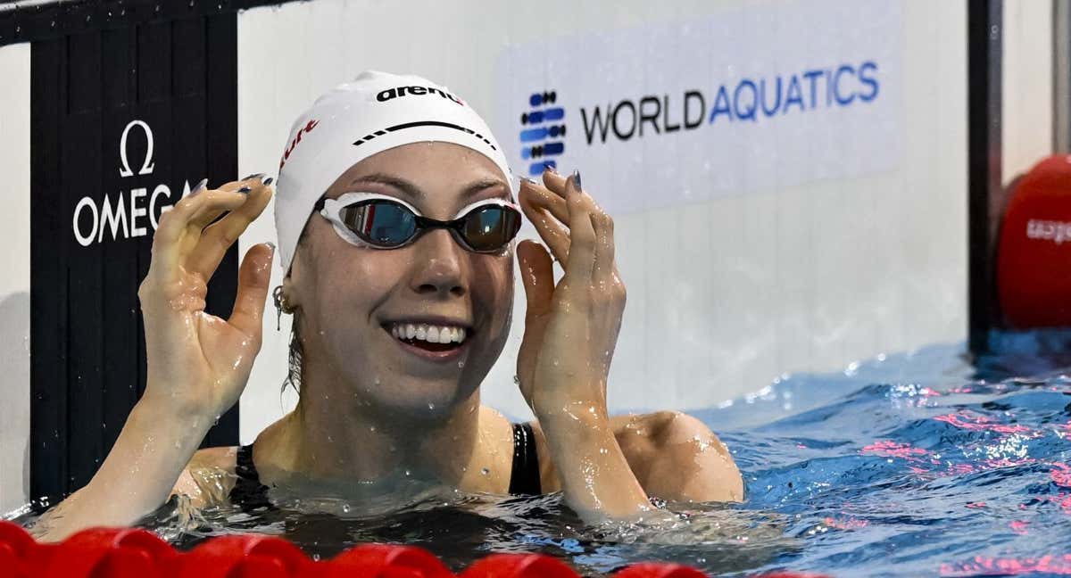 Gretchen Walsh, después de batir un nuevo récord del mundo en la piscina Duna Arena del Mundial de Budapest.